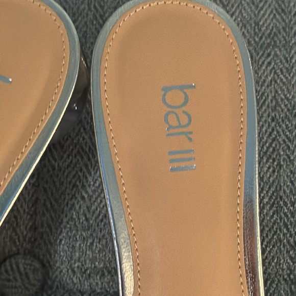 Bar lll Silver bling 11M Sandal with round lucite heel. Comfortable too! NEW - Picture 6 of 8